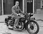 På motorcykel i London 1943.