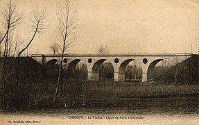 Le viaduc de Cherisy avant sa destruction.