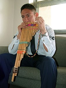 Perui férfi a zampoñán (siku) játszik