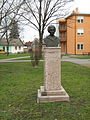 Споменик Исидори Секулић у Сомбору испред Педагошког факултета