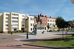 Centrala Tjernjachovsk, med en staty av Michail Barclay de Tolly.