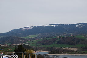 Rigardo al La Roche kaj la Lago de Grejerco ek de la aŭtovojripozejo La Gruyère