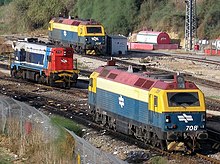 Photo couleur prise d'en hauteur montrant trois locomotives sur des voies de garage.