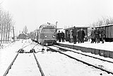 De lijn Spijkenisse - Hellevoetsluis werd als laatste lijn van de RTM opgeheven, de mensen waren uitgelopen om de laatste tram te zien vertrekken; 14 februari 1966.