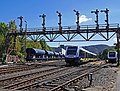 Signalbrücke am Bahnhof Bad Harzburg mit zwei von Erixx betriebenen Triebfahrzeugen.