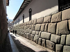 A gyarmatosítók Cuzcóban az inka falakra építkeztek