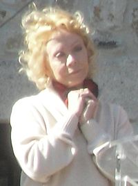 איזבל אוברה בלוויה של ז'אק פארט בשנת 2010