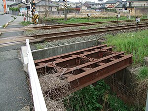 小竹町内県道74号線交差部の鉄橋跡 右が二瀬方、左が小竹方 奥は筑豊本線で右が原田方