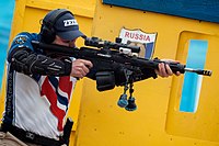 Um competidor de tiro prático com rifle norueguês no Rifle World Shoot da IPSC em 2017 na Rússia.