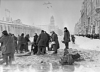 Obyvatelé Leningradu chodí pro vodu