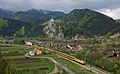 Ein Zug der Privatbahn Regiojet bei der Durchquerung von Strečno