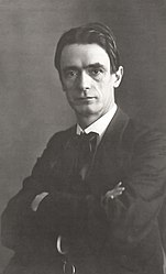 Rudolf Steiner en 1905 (en aĝo de 44 jaroj)
