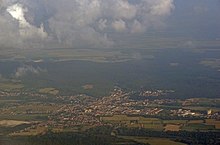 Vue aérienne de Pont-Sainte-Maxence en direction du sud.