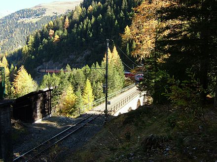 Southbound train heading for Albula viaduct I and Rugnux spiral tunnel) Südwärts fahrender Zug auf dem Weg zum Albula-Viadukt I und Rugnux-Spiraltunnel)