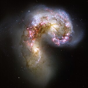 Anten Gökadaları (ayrıca NGC 4038/NGC 4039 olarak da bilinir): Karga takımyıldızı yönünde bulunan bir etkileşen gökadalar çifti (Üreten: NASA, ESA)