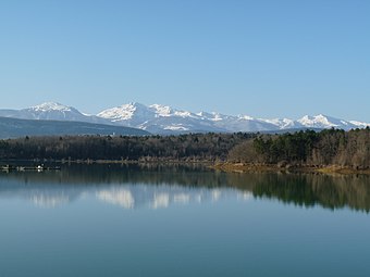 Le lac de Montbel et les Pyrénées en février 2015.