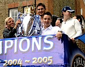 Frank Lampard, au deuxième étage d'un bus à toi ouvrant, tenant le trophée du championnat d'Angleterre en compagnie de John Terry et Eiður Guðjohnsen
