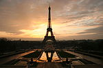 La Torre Eiffel en la salida del sol desde el Trocadero