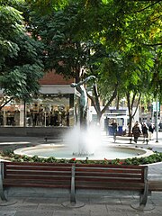 Plaza Cervantes y la fuente conmemorativa del Pozo de Don Gil