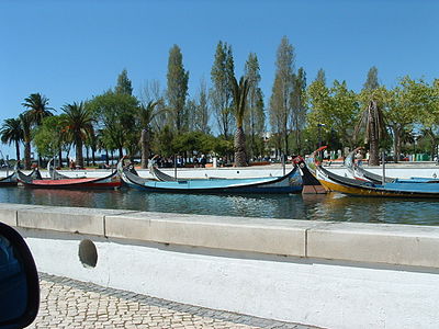 Een aantal boten Barcos Moliceiros in Aveiro