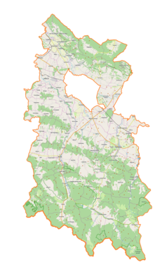 Mapa konturowa powiatu krośnieńskiego, blisko centrum na prawo znajduje się punkt z opisem „Targowiska”