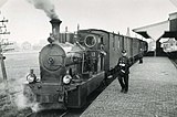 RTM stoomloc 1 (Werkspoor; bouwjaar 1905) te Spijkenisse. Het station heeft nog de oude houten perronkap; 5 april 1937.