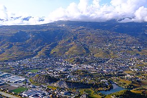 Vue d'une ville devant une montagne.