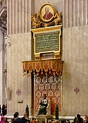 I fedeli davanti alla statua di San Pietro