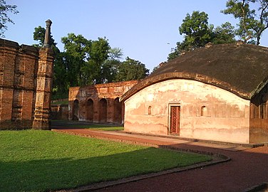 گور میں فتح خان کی قبر پر بنگالی چھت