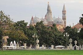 Vista lejana de la basílica, con las cúpulas sobre el arbolado