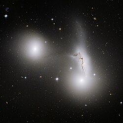 NGC 7174 знаходиться справа у центрі.