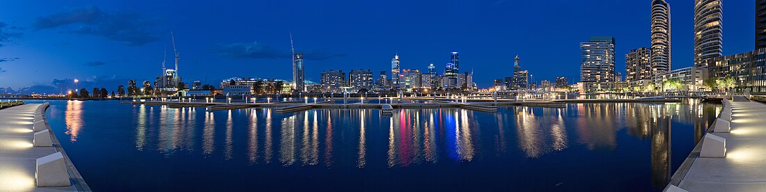 Panorama vido de la urbocentro de Melburno el la Docklands, 2005