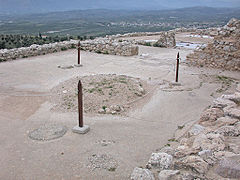 El megaron del complejo de Micenas, visto desde la entrada (la estructura circular del centro es visible al fondo), se observa la antesala y el porche.