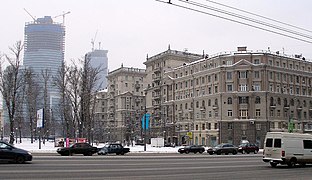 Kutuzovsky 26, hogar de Leonid Brezhnev y Mikhail Suslov, con el Centro Internacional de Negocios detrás
