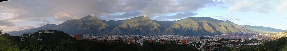 Panoramo pri monto El Ávila, norde del urbo.