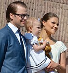 Prins Daniel, kronprinsessan Victoria och prinsessan Estelle inviger Öppet slott från slottsträdgården Logården den 6 juni 2013.