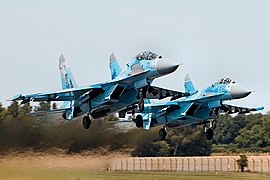 2 Su-27 despegando.