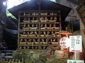 Filas de diminutos torii votivos donados por los fieles[nota 5]​