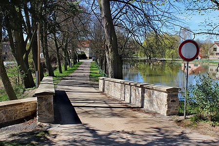 Únehle : pont en pierre.