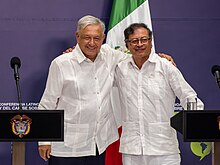 Gustavo Petro con Andrés Manuel López Obrador, presidente de México, en la clausura de la Conferencia Latinoamericana y del Caribe sobre Drogas en Cali, Colombia