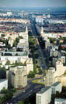 Verlauf der Karl-Marx-Allee von Westen gesehen mit Strausberger Platz im Vordergrund und in der Mitte die beiden Torbauten des Frankfurter Tores