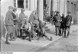 Bundesarchiv Bild 102-00196, Vorbereitung des Hitler-Putsches.jpg