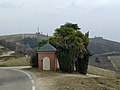 Veduta cappella e colline e vigneti nei dintorni di Cisterna