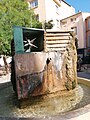 La fontaine des Lumières, rue Monclar, inaugurée en 1998, une des plus récentes du centre historique[11]