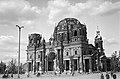 Kuppelen falt sammen under bombing under andre verdenskrig våren 1944. Bildet er fra oktober 1945, et halv år etter krigens slutt, i det som da var blitt Øst-Berlin. Restaureringen pågikk fra 1949 til 2002. Foto: Deutsche Fotothek‎