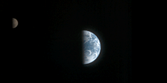 Secuencia de imaxes que amosan a rotación da Terra e a translación da Lúa vistas dende a sonda espacial Galileo (imaxes tomadas cada 15 minutos, entre o 16 e o 17 de decembro de 1992).