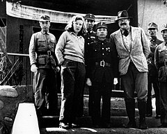 Martha Gellhorn och Ernest Hemingway med oidentifierade kinesiska officerare, Chungking, Kina, 1941.