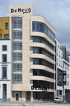Immeuble De Heug, de style moderniste, construit en 1933 par Marcel Leborgne à Charleroi. (définition réelle 2 717 × 4 103)