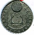 Reverso de moneda de 8 reales (plata) de 1741 resellada en la India portuguesa.