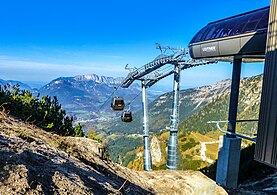 Gondeln der Jennerbahn kurz vor der Bergstation, im Hintergrund der Untersberg (2019)